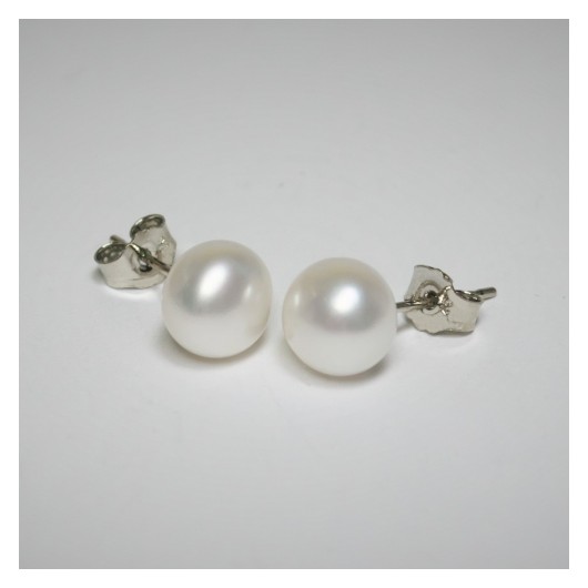 Silver ear stud set with an 8 mm pearly white cultured pearl